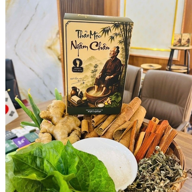Muối hạt, lá lốt, ngải cứu, gừng và quế trong gói ngâm chân Mộc Tâm