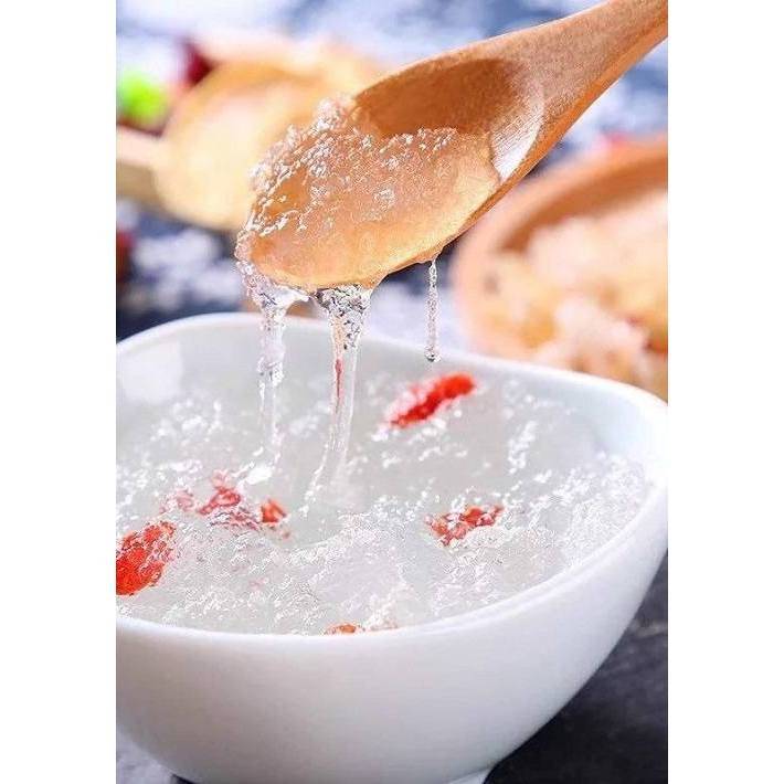Tuyết yến ngâm nở thành gel trong suốt trên thìa gỗ